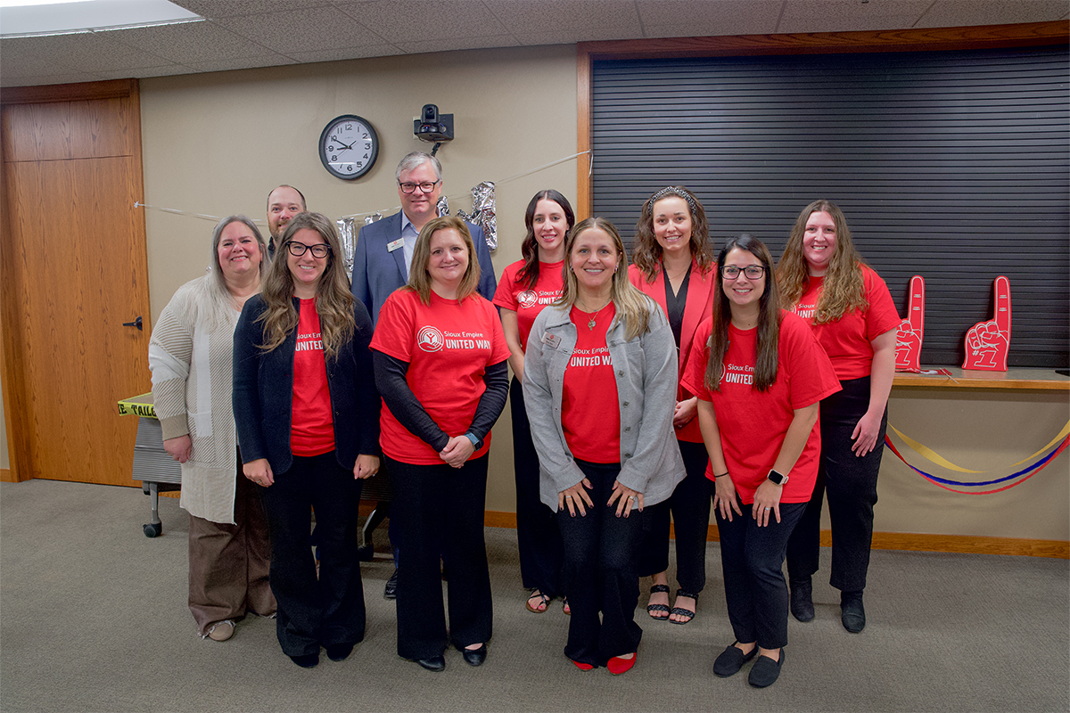 A group of people wearing Sioux Empire United Way shirts.