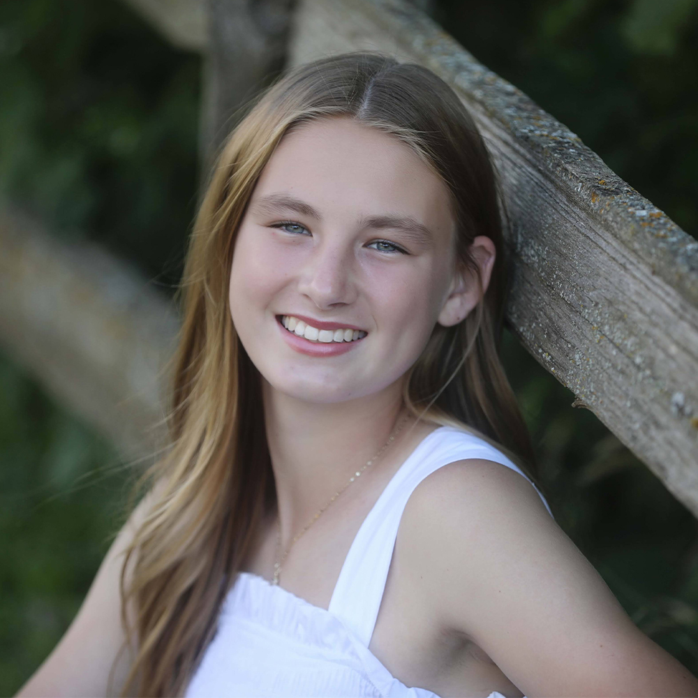 Addison Scholten senior picture.