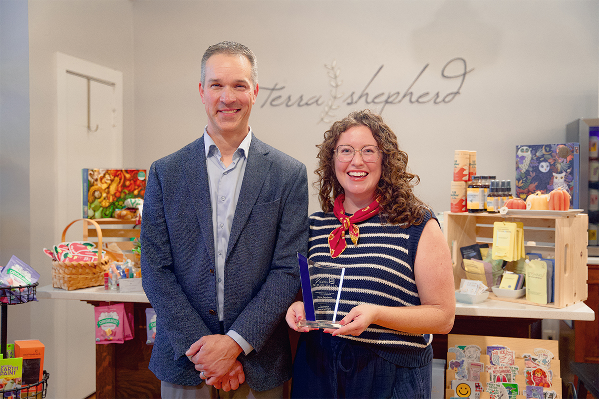 Jeremy Keckler presents a Vision Sioux Falls Award to Sara Jamison.